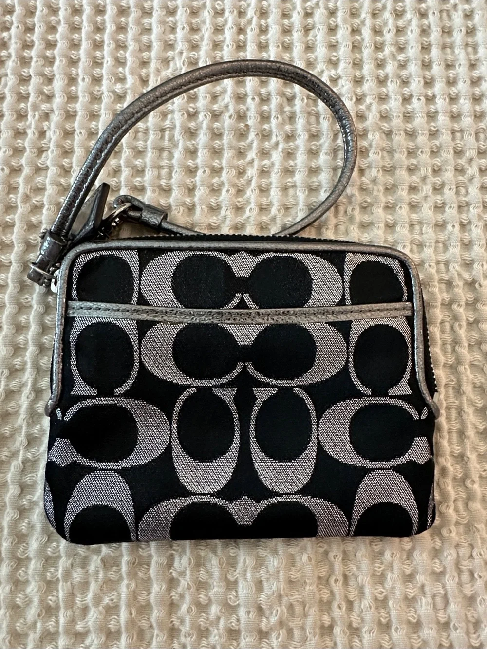 Y2K NWOT, never used.  Coach Poppy Signature Lurex Metallic Wristlet.